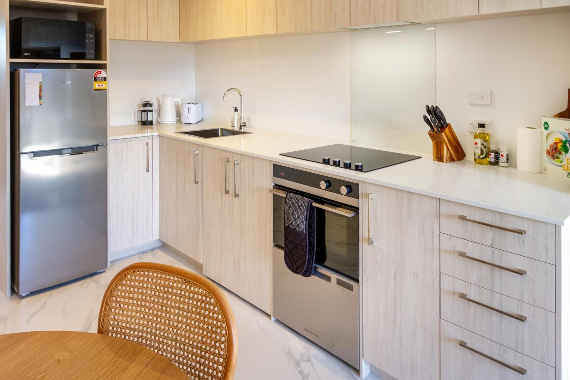 Downtown Delight: Studio At 8 Wilmer With Backyard Christchurch Kültér fotó