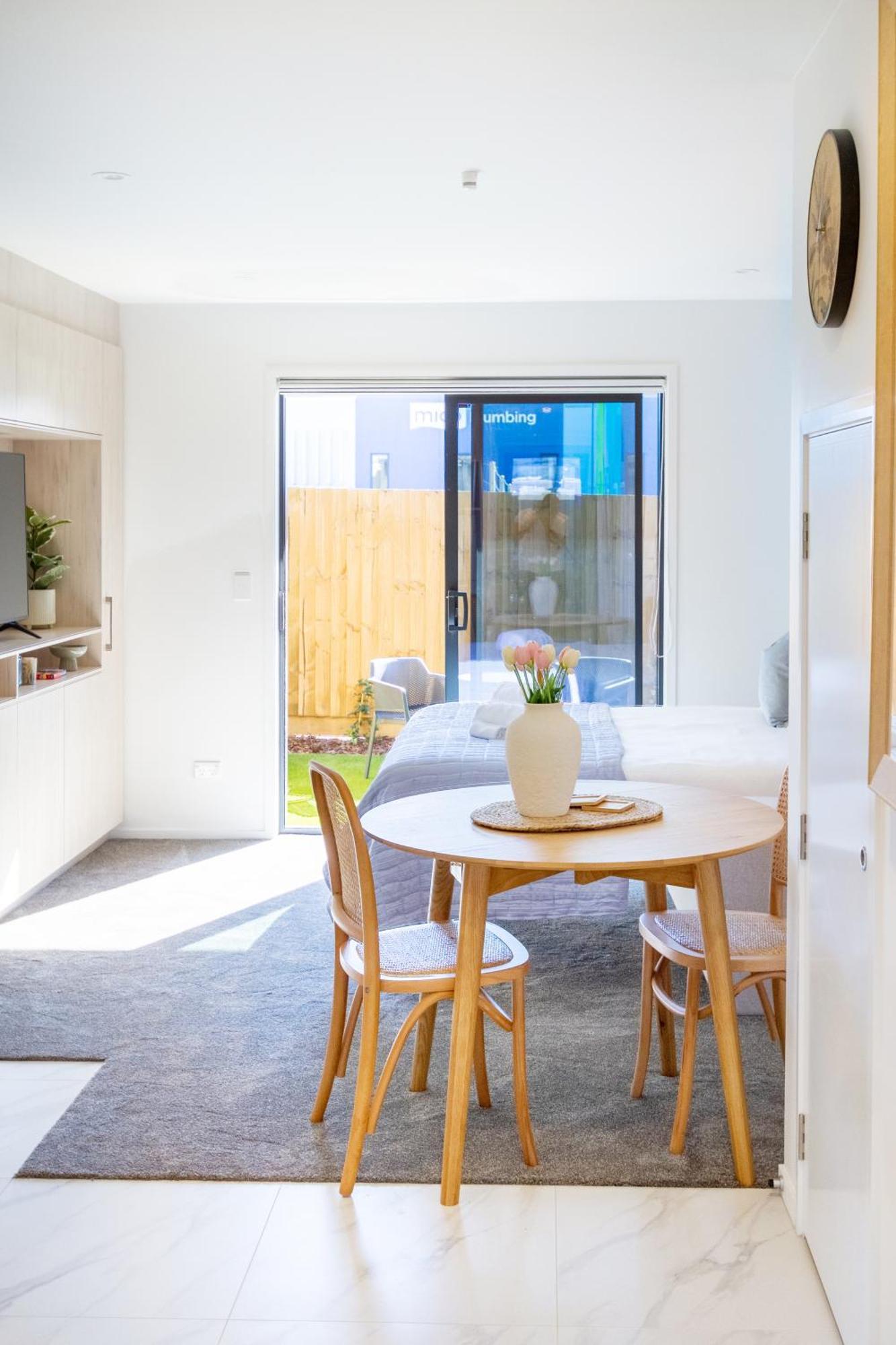 Downtown Delight: Studio At 8 Wilmer With Backyard Christchurch Kültér fotó