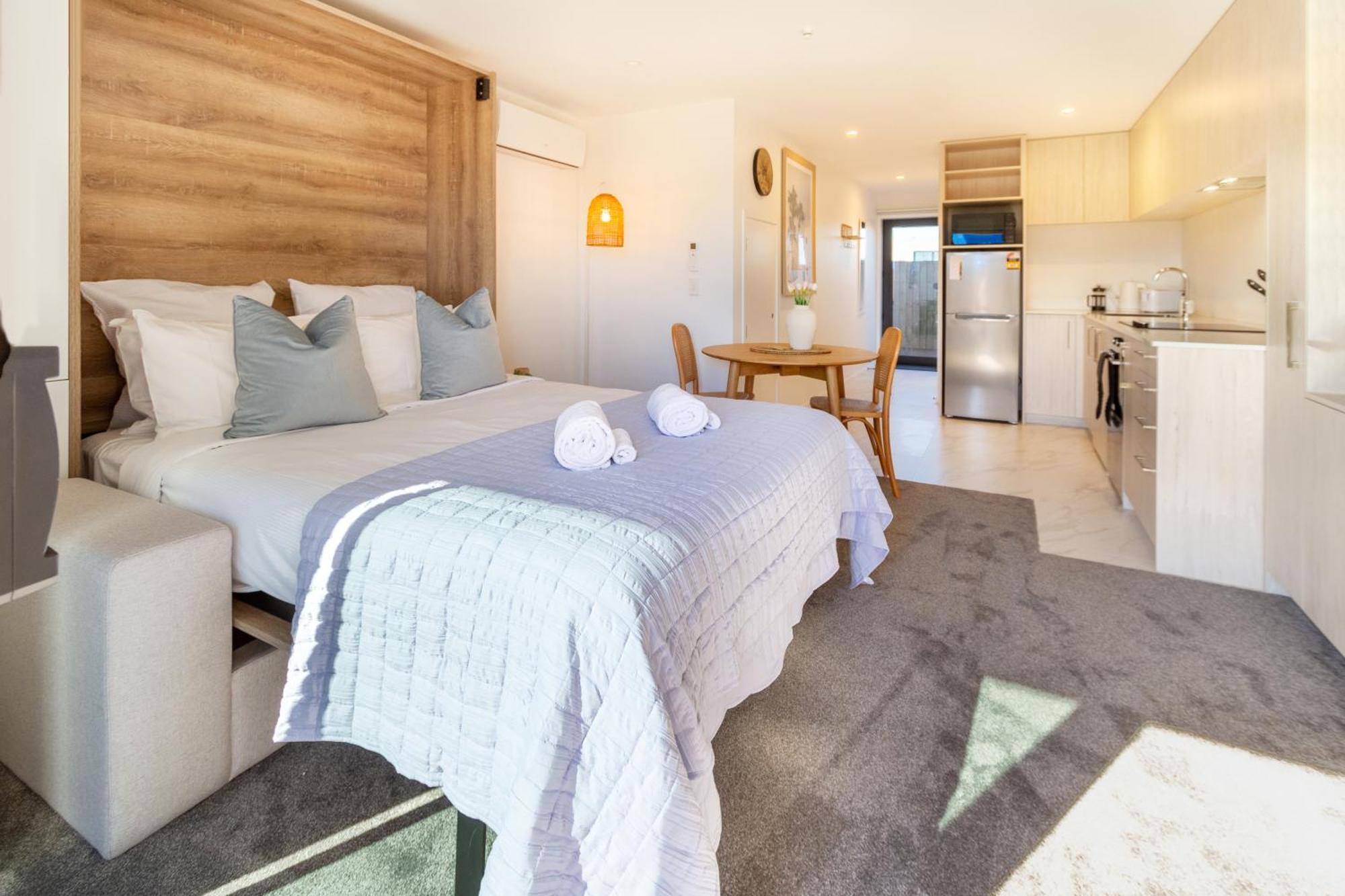 Downtown Delight: Studio At 8 Wilmer With Backyard Christchurch Kültér fotó